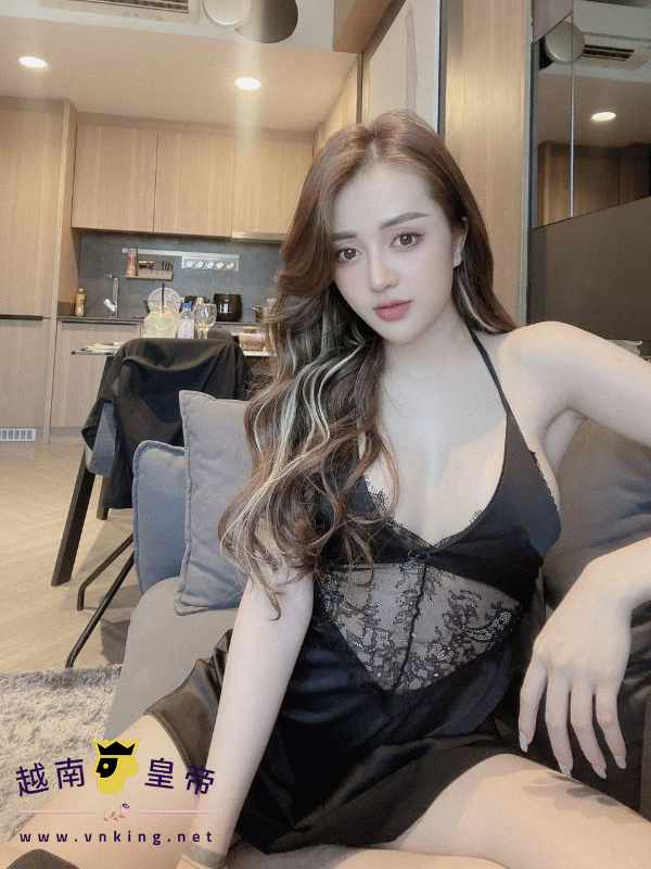 胡志明市萌系直播主風格女孩娜娜(Nana)，可愛軟糯的表情搭配精緻妝容，背景充滿少女感，寫實主義攝影