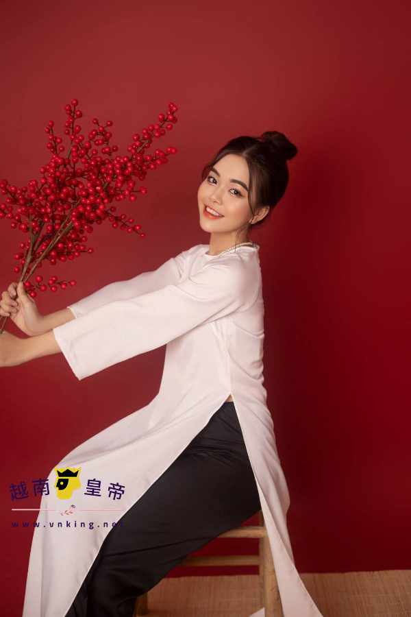 胡志明市清純派鄰家女孩安妮(Annie)，笑容燦爛具有治癒力，展現初戀般的純真氣息，寫實風格