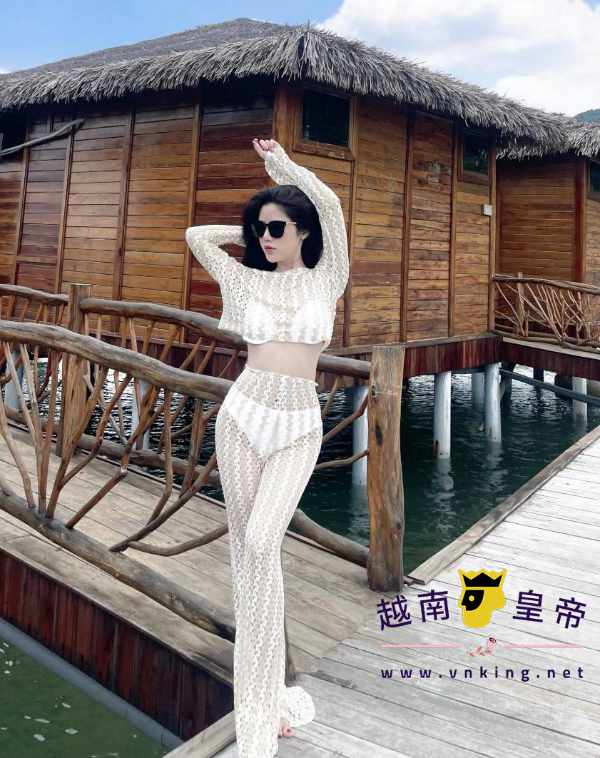 胡志明市動感系伴遊女孩璐璐(Lulu)，身材健美緊緻，展現充滿活力的舞者風采，寫實攝影風格