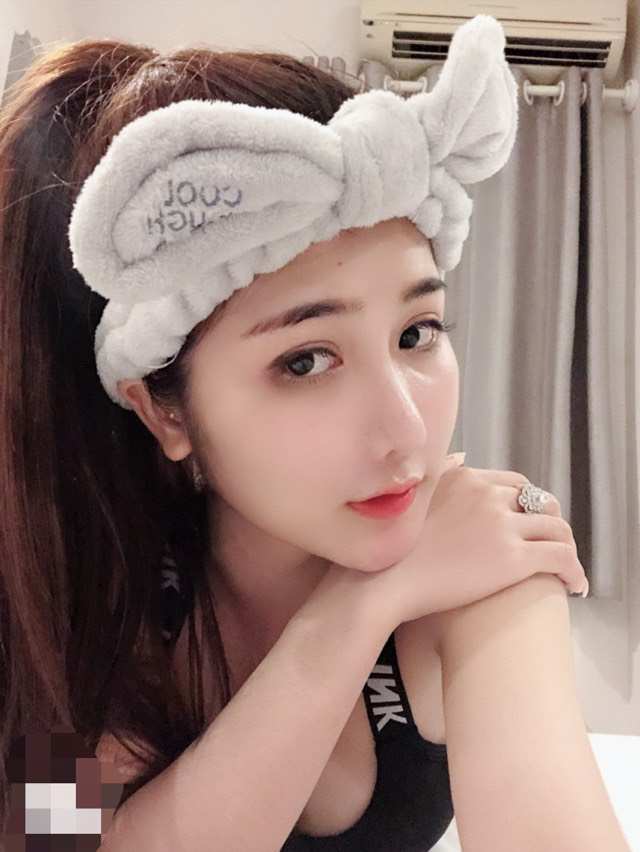 胡志明市本月首選商務伴遊琳達(Linda)，擁有高雅模特氣質，身穿質感服飾，背景展現都會時尚與浪漫氛圍，寫實主義攝影風格