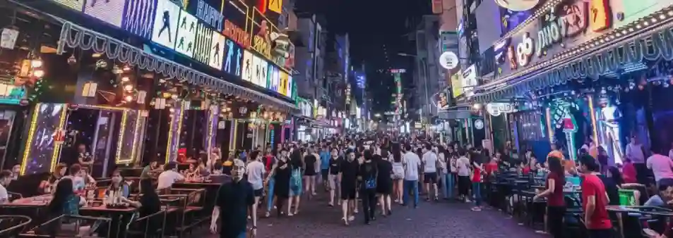 范五老街(Pham Ngu Lao)背包客天堂的深夜角落，充滿混亂又迷人的街頭生命力，寫實攝影捕捉在地靈魂