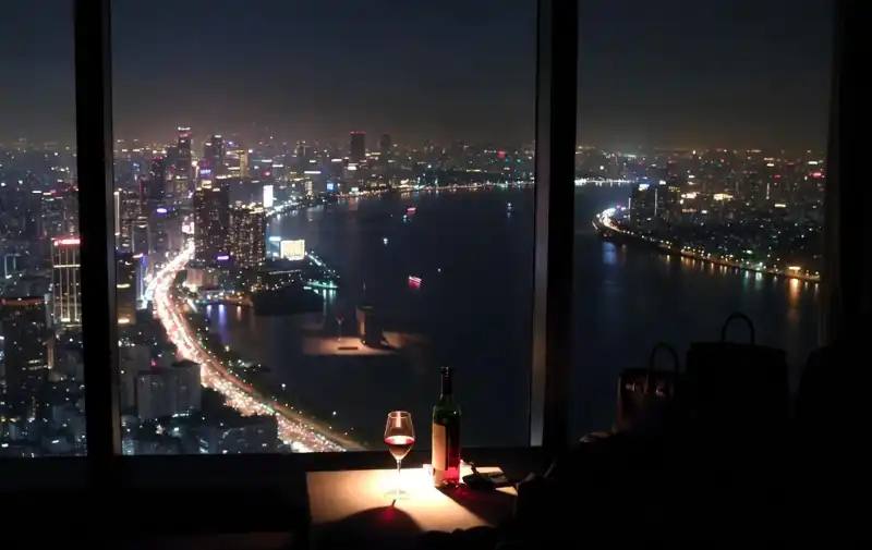 窗外夜景與精品包的剪影