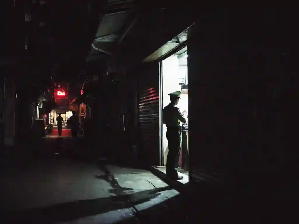 深夜警備人員在小巷內的剪影