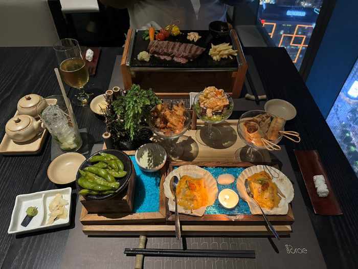 河景餐廳低光環境與桌邊細節