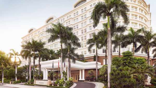 胡志明市柏悅酒店(Park Hyatt Saigon)宏偉優雅的殖民風格建築外觀，展現極致奢華與歷史韻味，寫實攝影風格